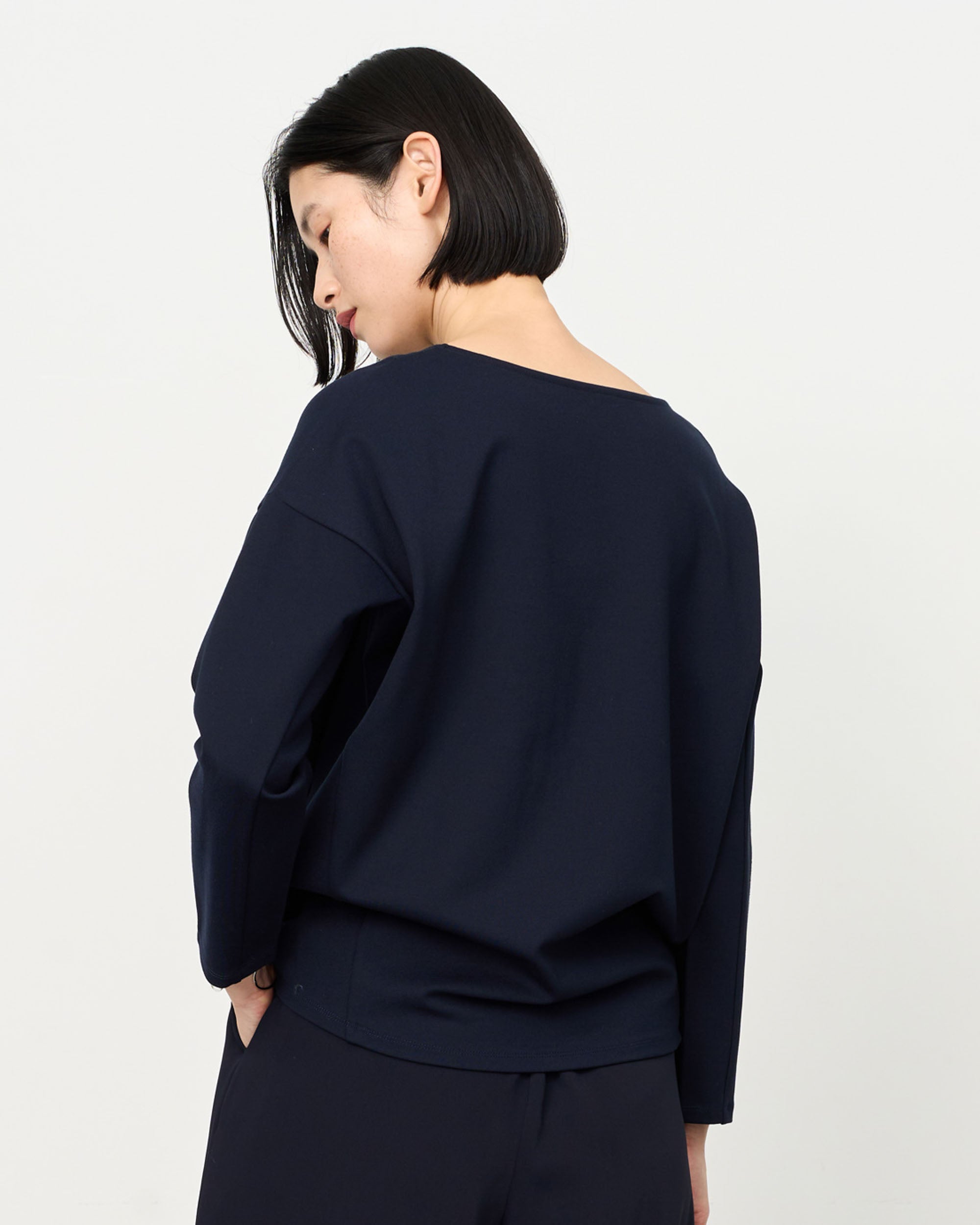 ダブルジャージーキーネックプルオーバー - SOÉJU online store｜上質