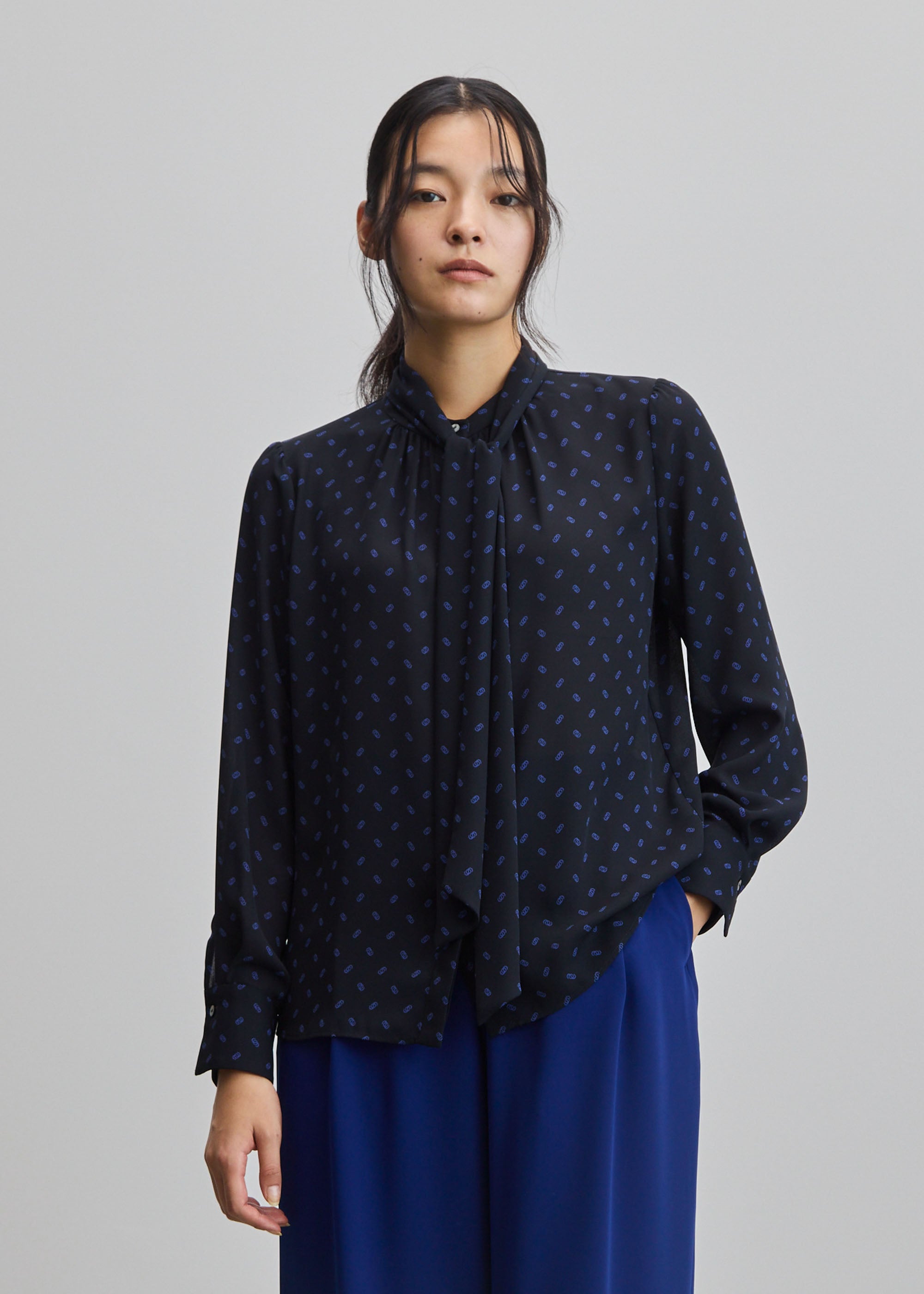 ビット柄スカーフ付きブラウス - SOÉJU online store｜上質な大人の