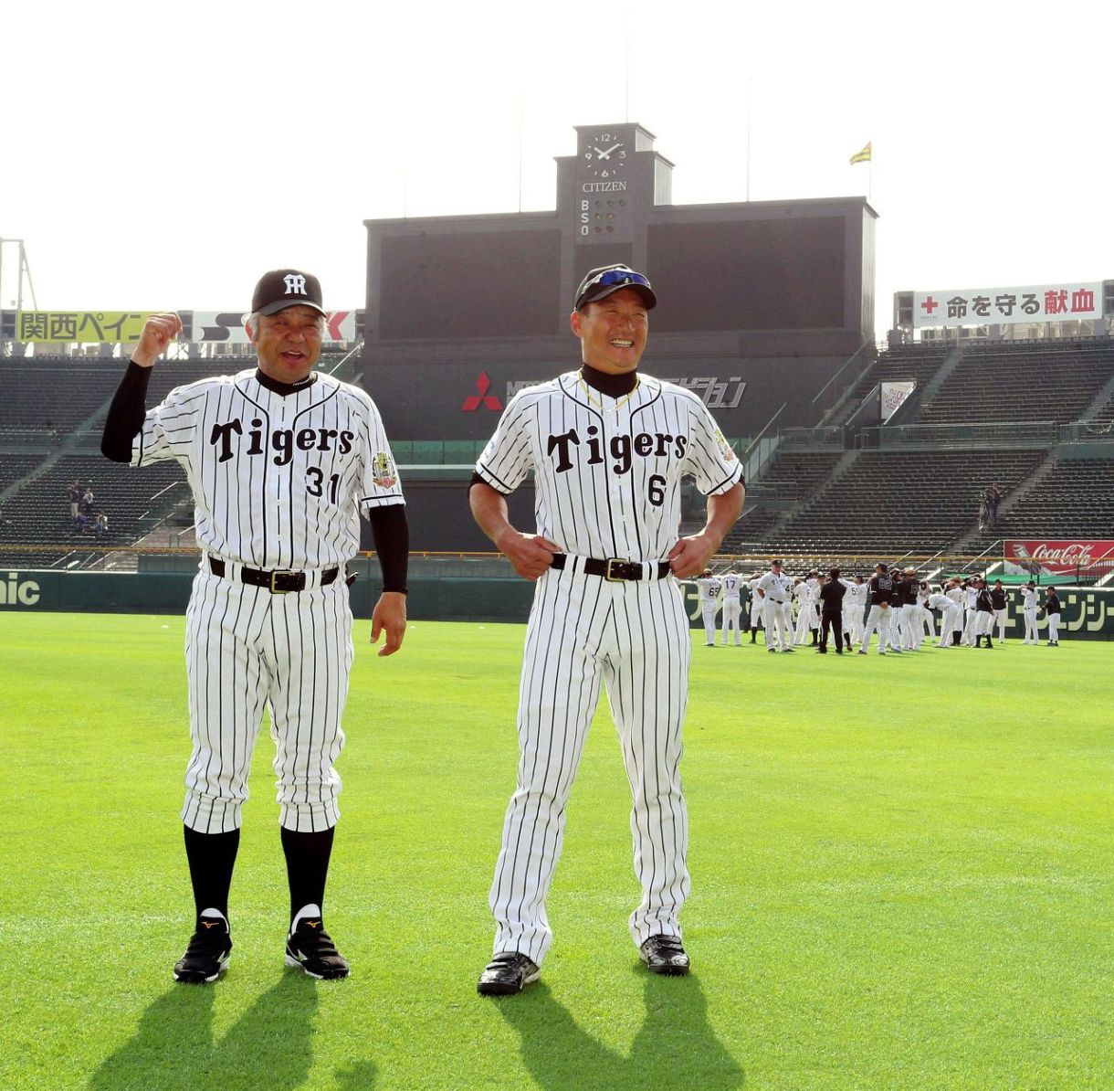 ◇背番号は『6』と『31』…談笑する掛布雅之二軍監督と金本知憲監督：中