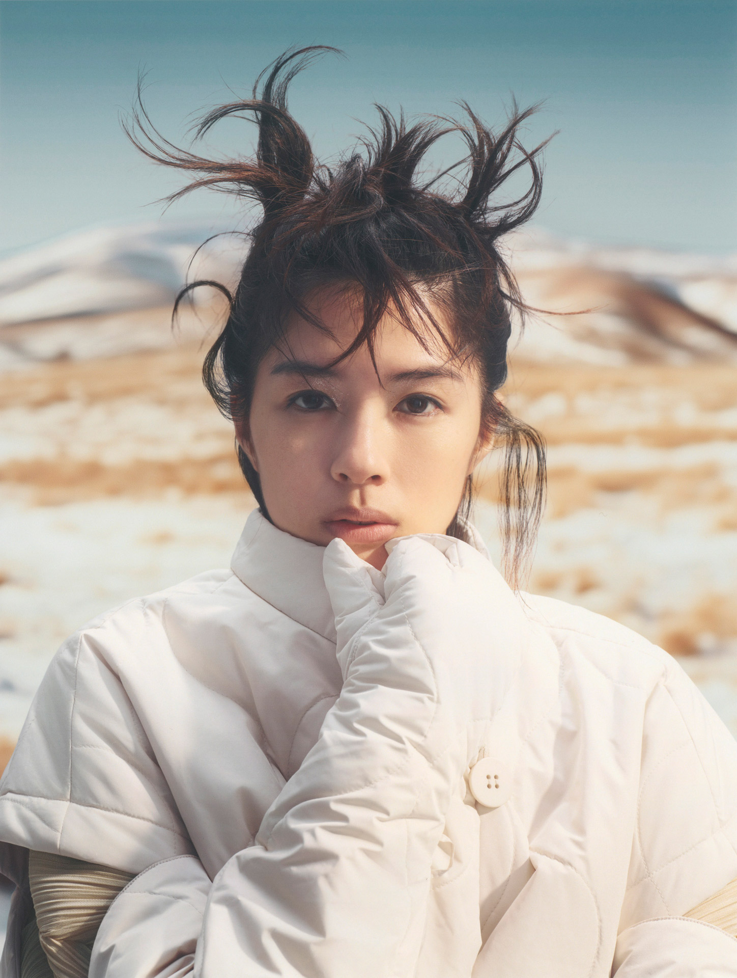 未知の惑星に想いを馳せて。佐久間由衣とプリーツ プリーズ イッセイ