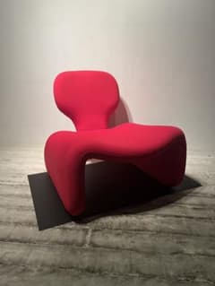 赤い曲線のチェアー スタンリーキューブリック作品2001年宇宙の旅映画