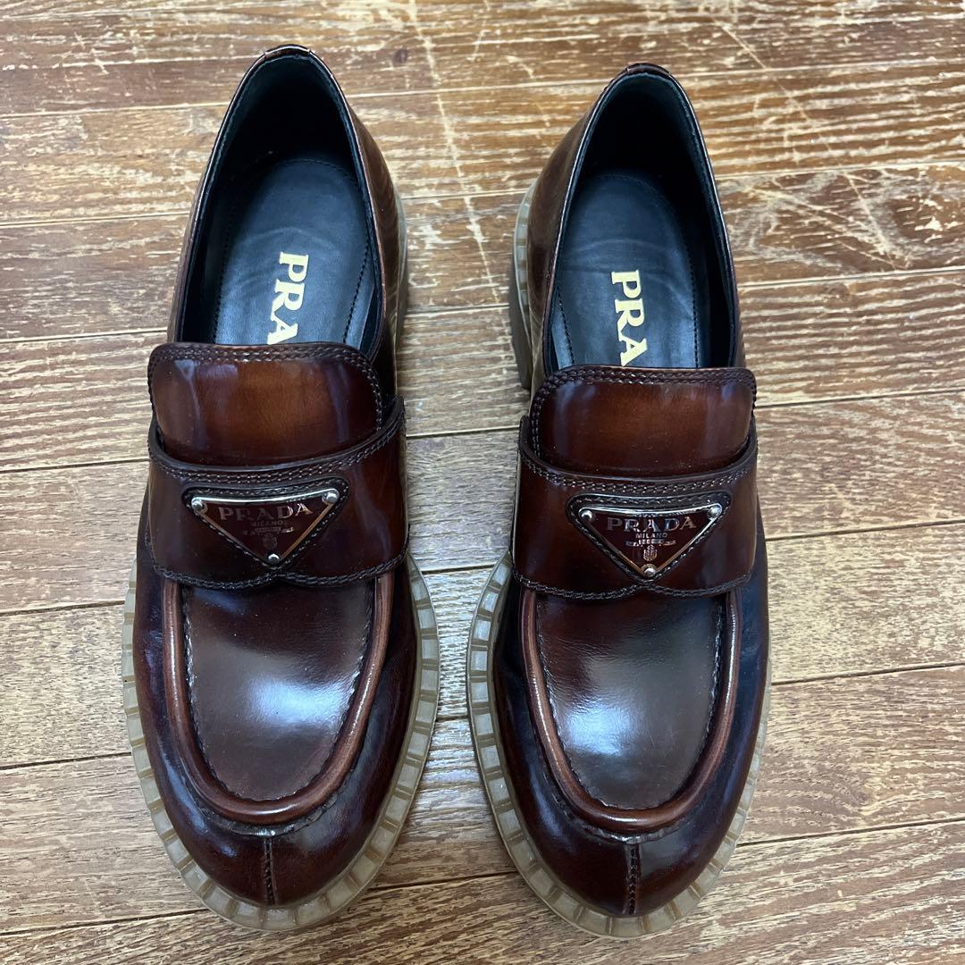 美品 プラダ 厚底 ローファー バーガンディ - メルカリ