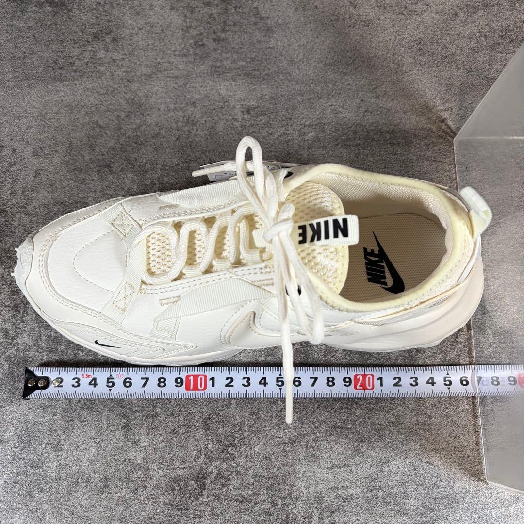 極美品　NIKE ナイキ　TC7900 ウィメンズ　スニーカー　23.5cm
