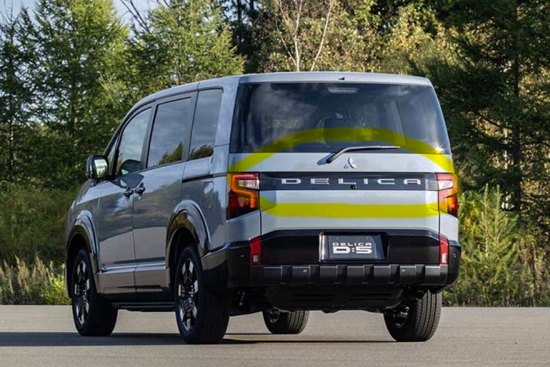 新車外し未使用、新型 デリカ D5純正リアガーニッシュ一体