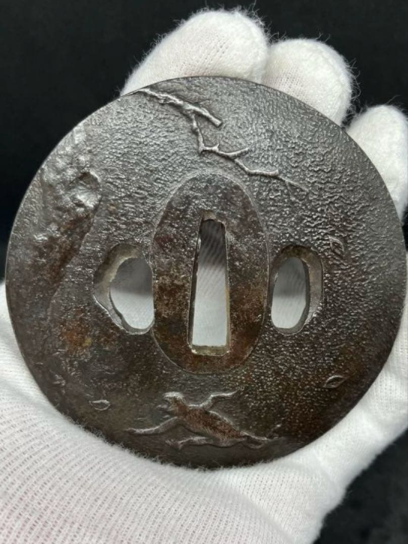 【鍔】鉄製 鷹と猿の彫刻 猛禽捕猿図鐔 刀 江戸時代 216.04g