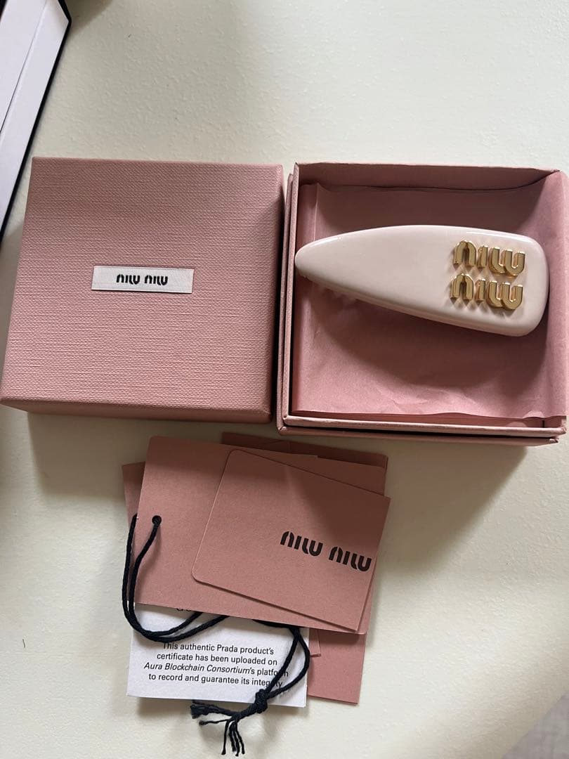 miumiu パテントレザーヘアクリップ バレッタ ピンク ベージュ 正規品