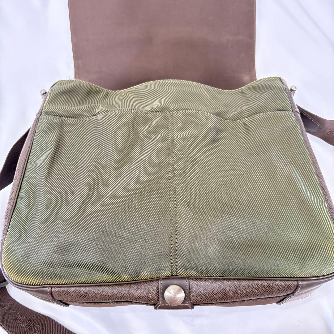 ルイヴィトン ヴィクトール タイガ メッセンジャーバッグ M30142