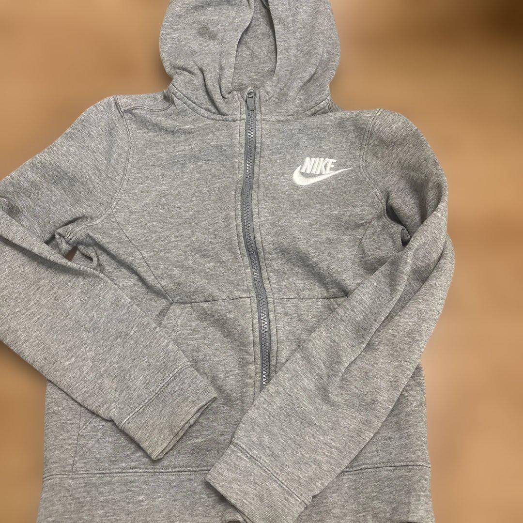 Nike グレー フルジップパーカー - メルカリ