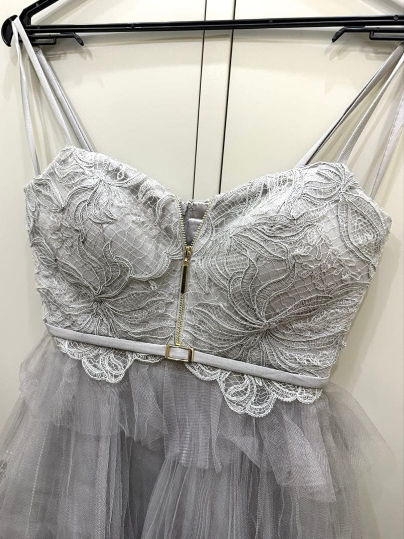 DEA.byROBE de FLEURS グレーの刺繍入りティアードドレス - メルカリ