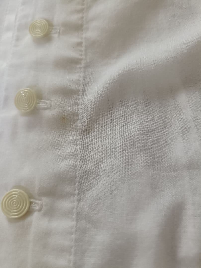 ワンダフルワールドの白ピコフリルブラウス シミあり