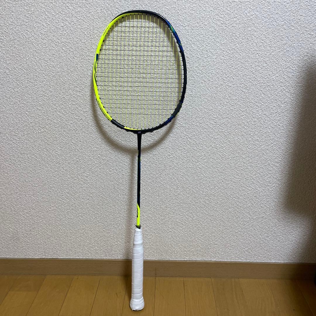 バドミントンラケット 黒と黄色 - メルカリ