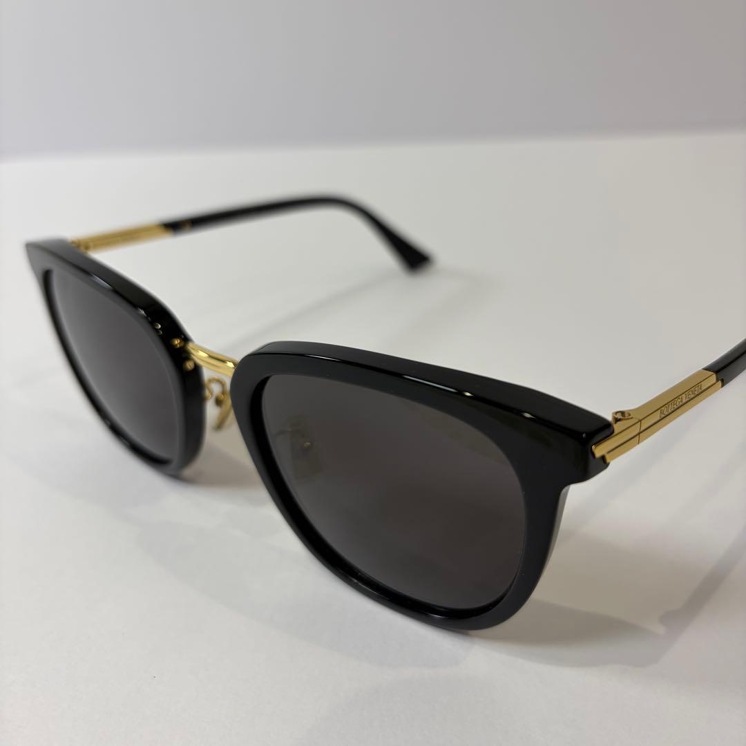 【極美品】ボッテガヴェネタ BV1298SA ウェリントン型サングラス 黒/金 極美品】ボッテガヴェネタ BV1298SA ウェリントン型サングラス 黒/金