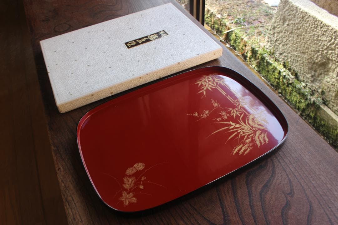 デッドストック！極上日の出塗に優美な草花沈金の映える長方盆（検