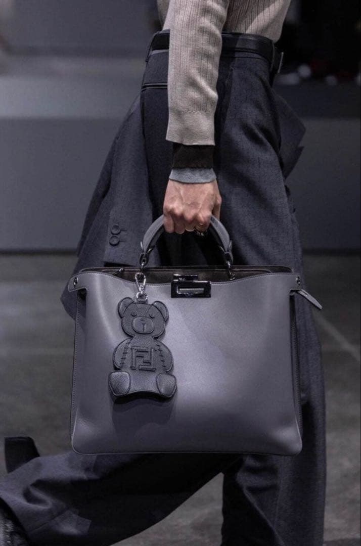 希少 FENDI レザー製ベア 大型チャーム イエロー - メルカリ