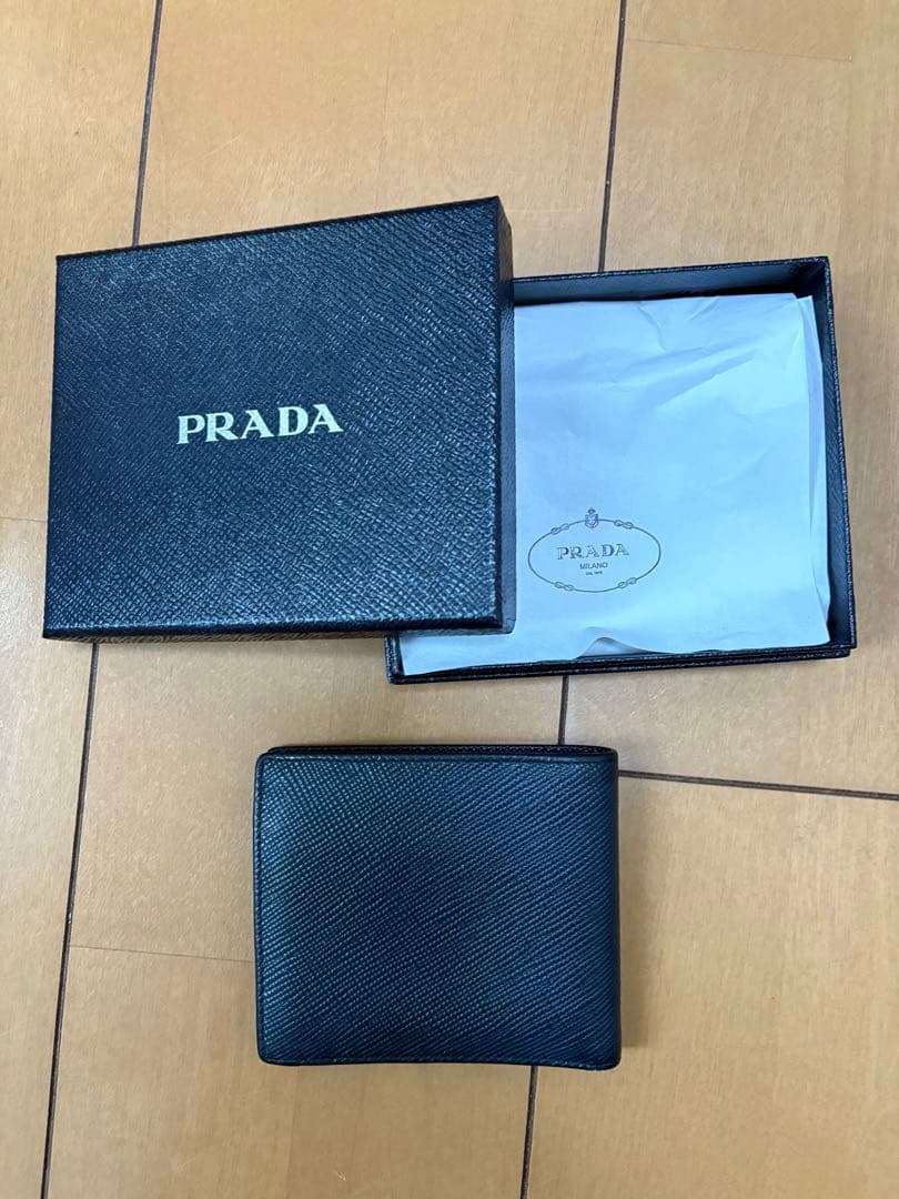 【美品】PRADA 二つ折り財布 ネイビー PRADA（プラダ） 型押しロゴ サフィアーノレザー 二つ折り財布
