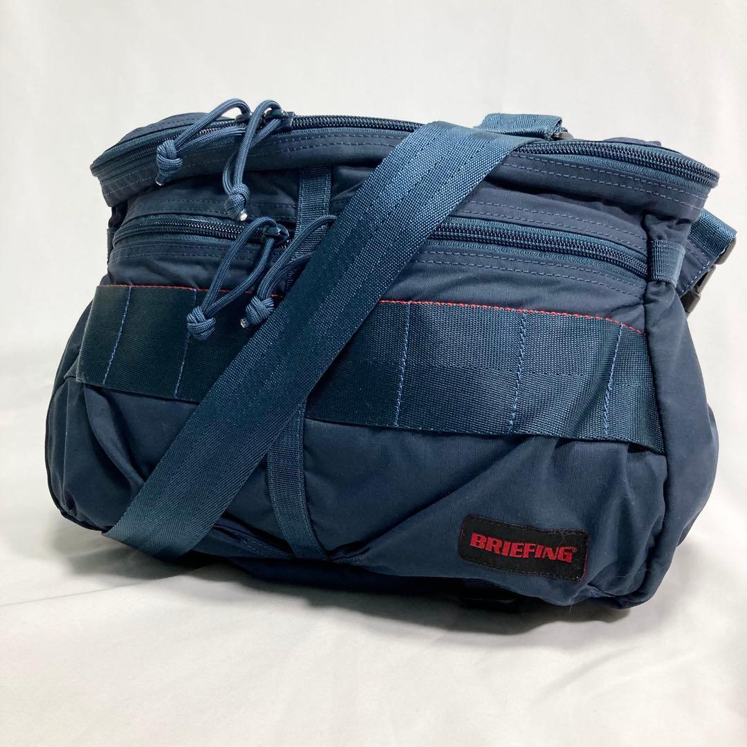 ブリーフィング デューン ロゴ ネイビー ショルダーバッグ 大容量 多機能 A4 BRIEFING ブリーフィングのメッセンジャータイプのショルダーバッグ