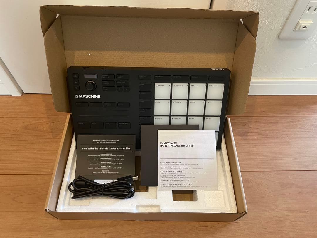 NI MASCHINE MIKRO MK3 ライセンス有 Native Instruments (NI) MASCHINE MIKRO MK3 音楽制作システム