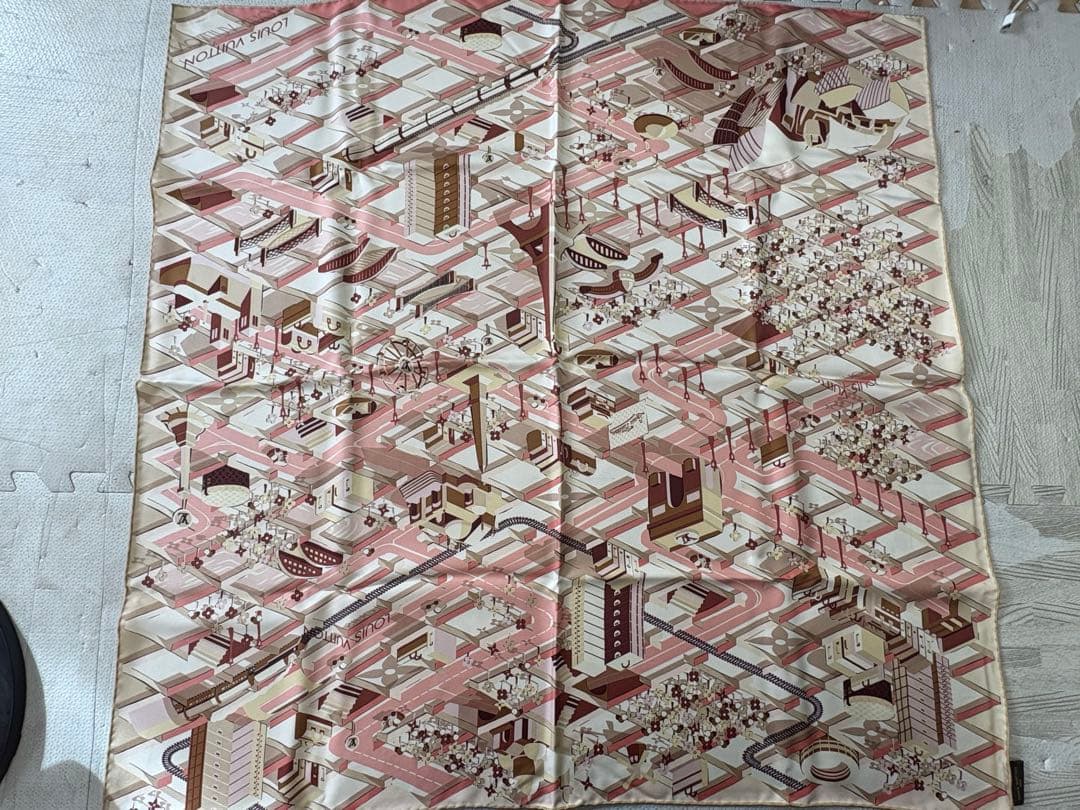 ルイヴィトン シルクスカーフ 大判 カレ ピンク ベージュ 総柄 ルイ・ヴィトン“植物園＆本棚”モチーフのシルクスカーフ、ヘア