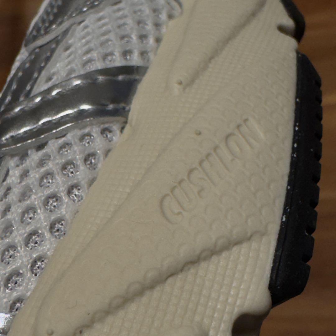 美品ナイキ メタリックシルバー【NIKE V2K RUN】メッシュ　23.5cm