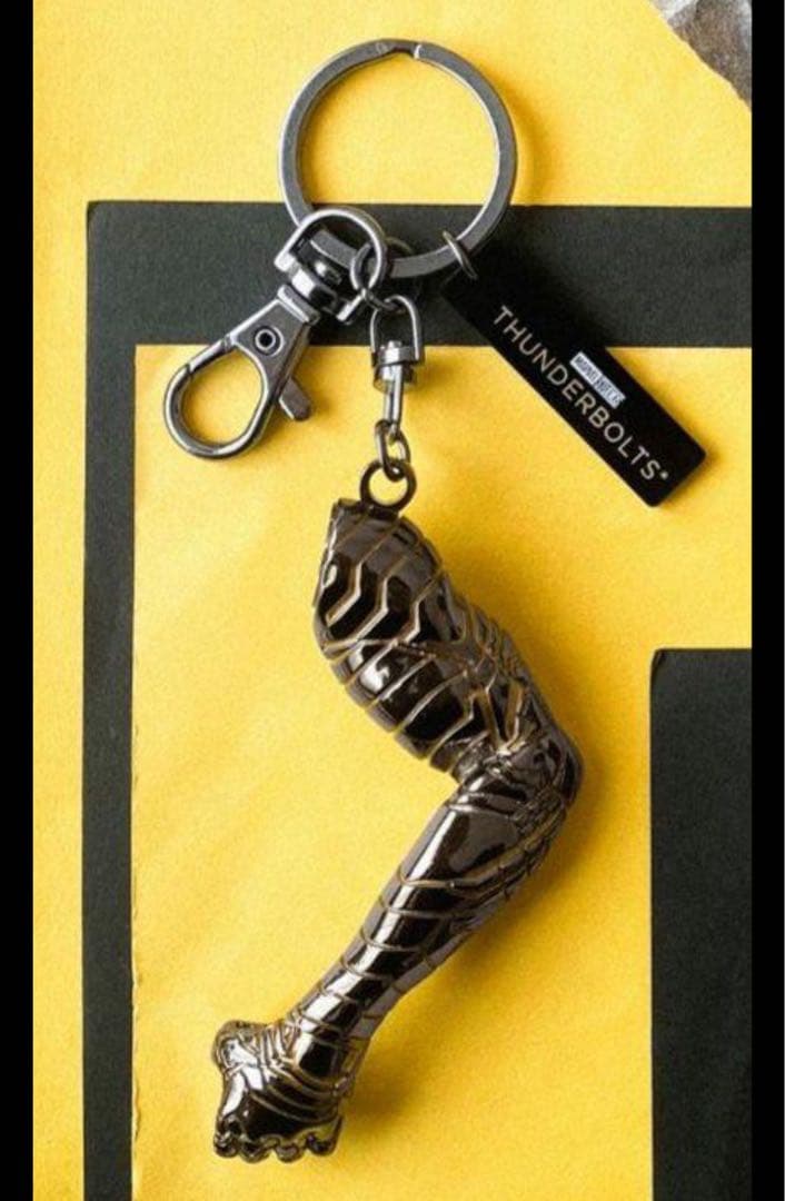 サンダーボルツ バッキー アームキーホルダー - メルカリ