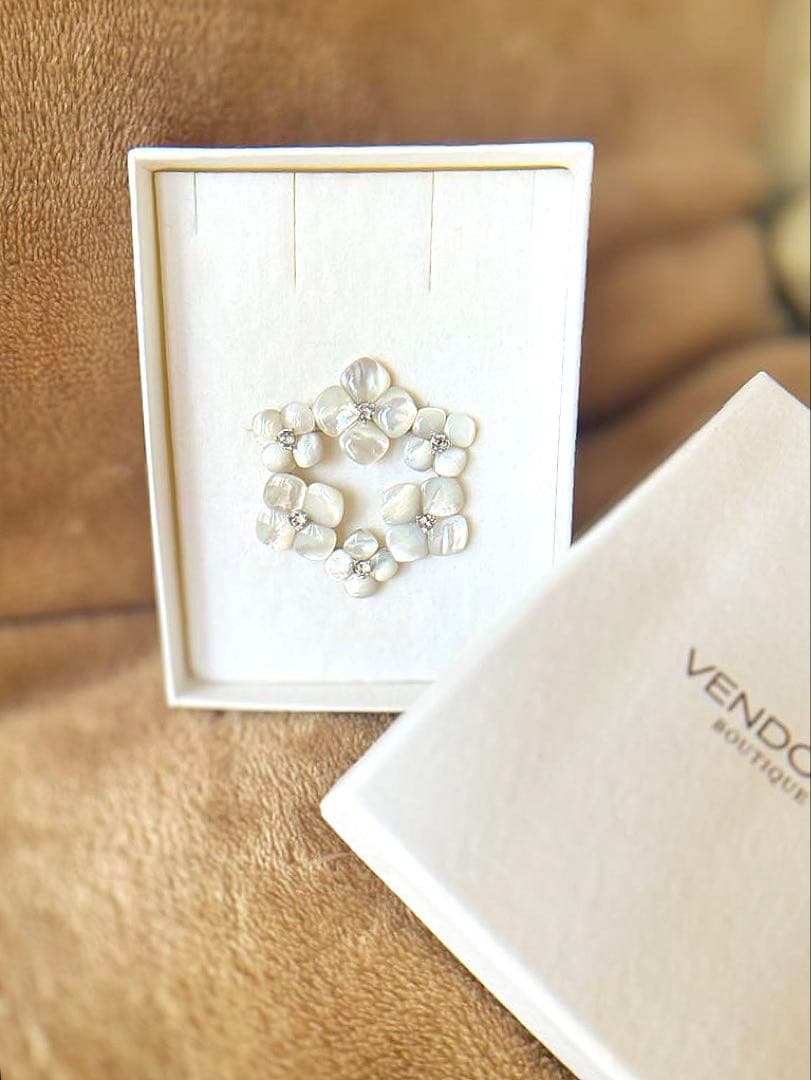 ヴァンドームブティック シェルフラワー リースブローチ 希少 廃盤品