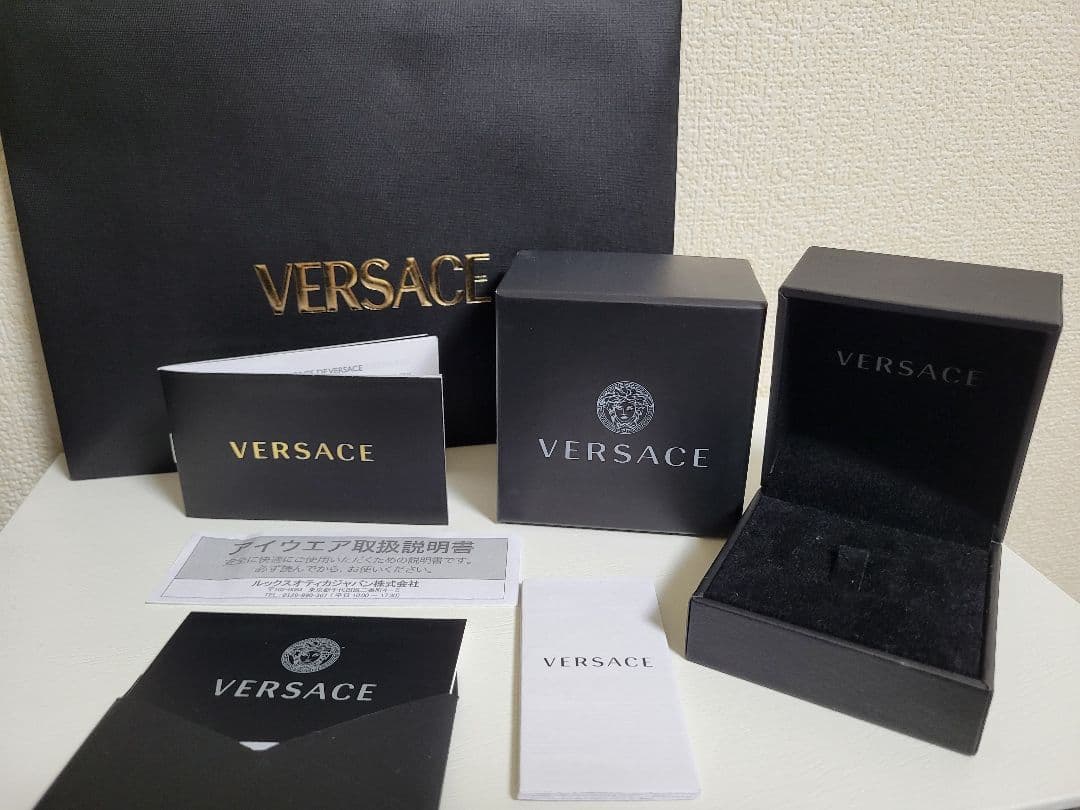VERSACE ヴェルサーチェ リングボックスと付属品 - メルカリ