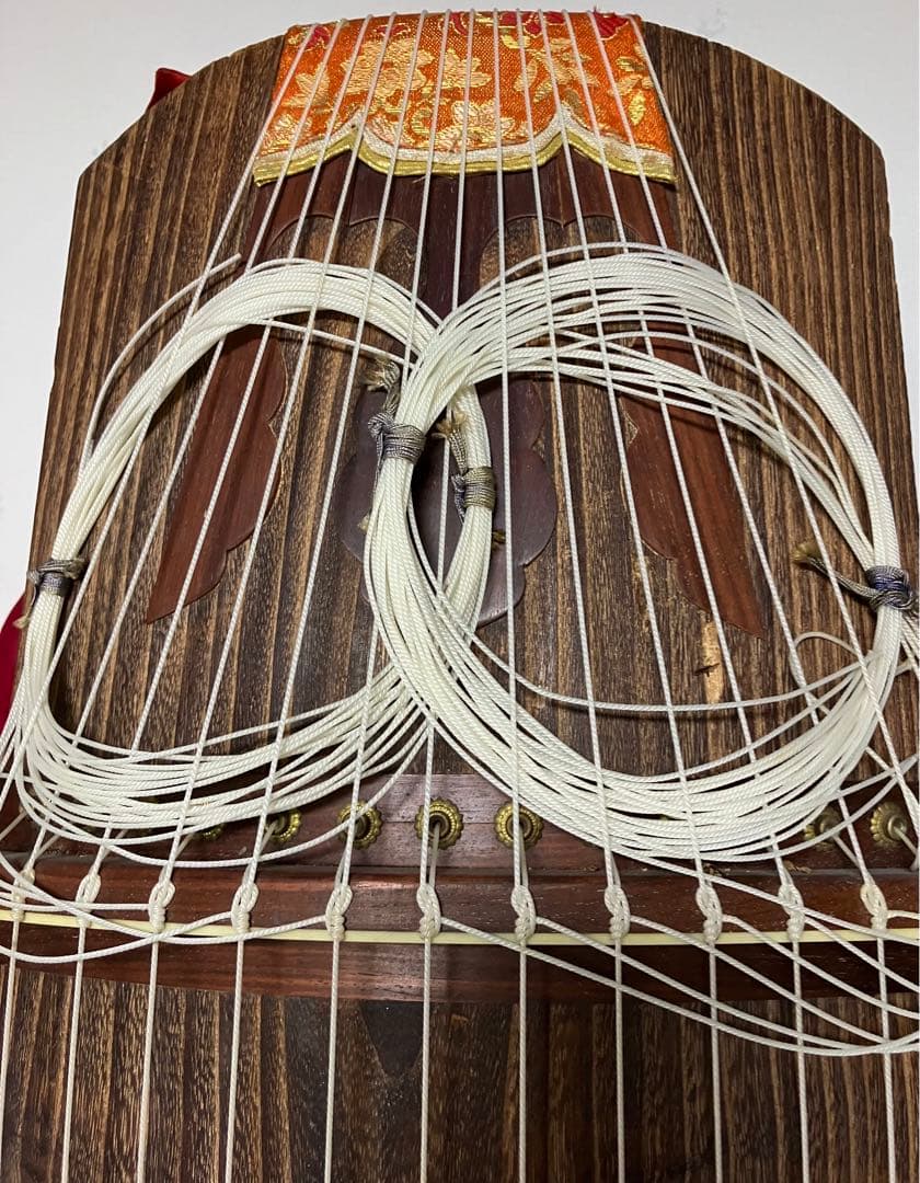 お琴です。13弦 並甲、すだれ彫り 箏曲部での自宅練習用に