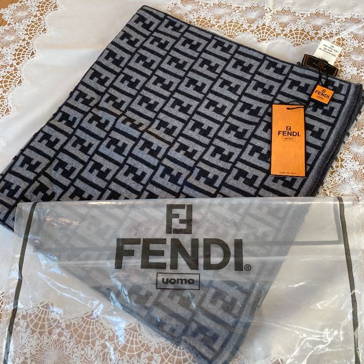 フェンディ☆マフラー 早い物勝ちでお願いします！ 中古・古着通販】FENDI (フェンディ) ロゴワッペンマフラー グレー