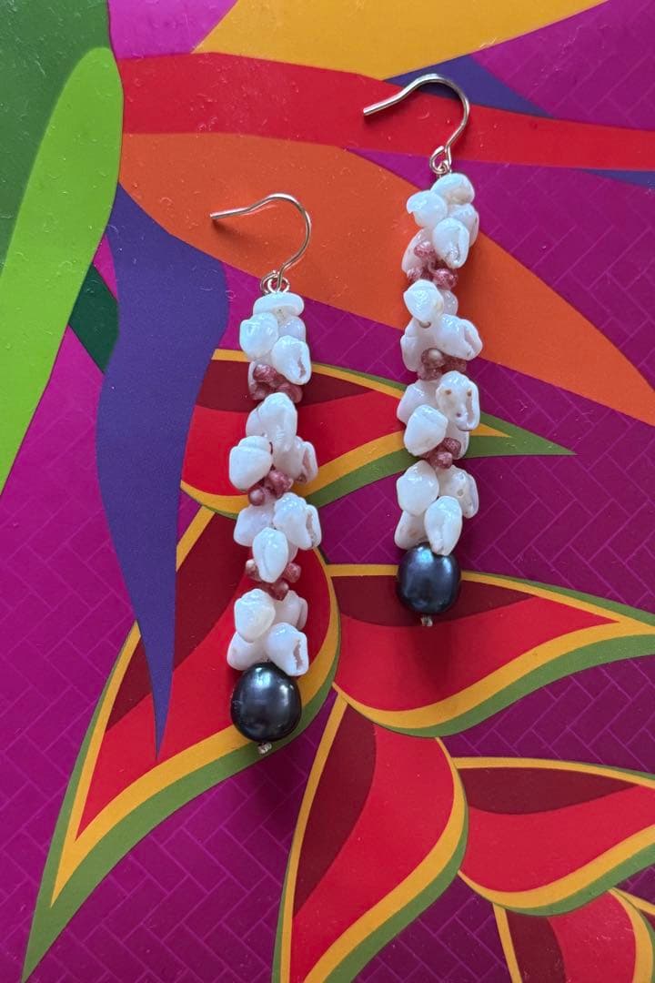 ニイハウモミとカヘレラニシェルのロングピアス - メルカリ