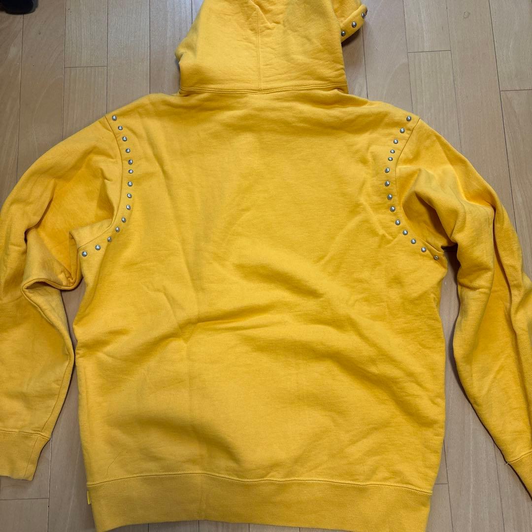 Supreme スタッズ付きイエローパーカー Lサイズ - メルカリ