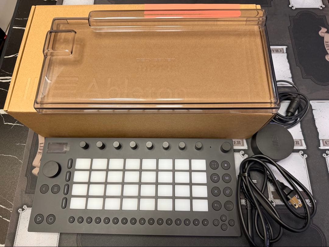 Ableton Move ライセンス未使用　デックセーバーとキャリングバッグ付き Ableton Move Standalone Instrument with Decksaver | Sweetwater