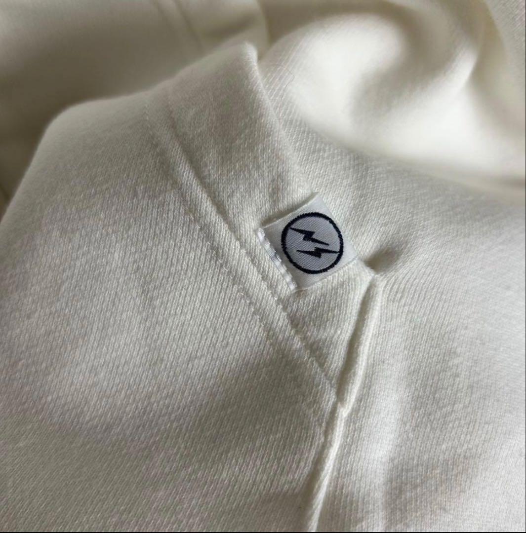 4824【定番ホワイト】サカイ×フラグメント☆ビッグロゴフルジップ