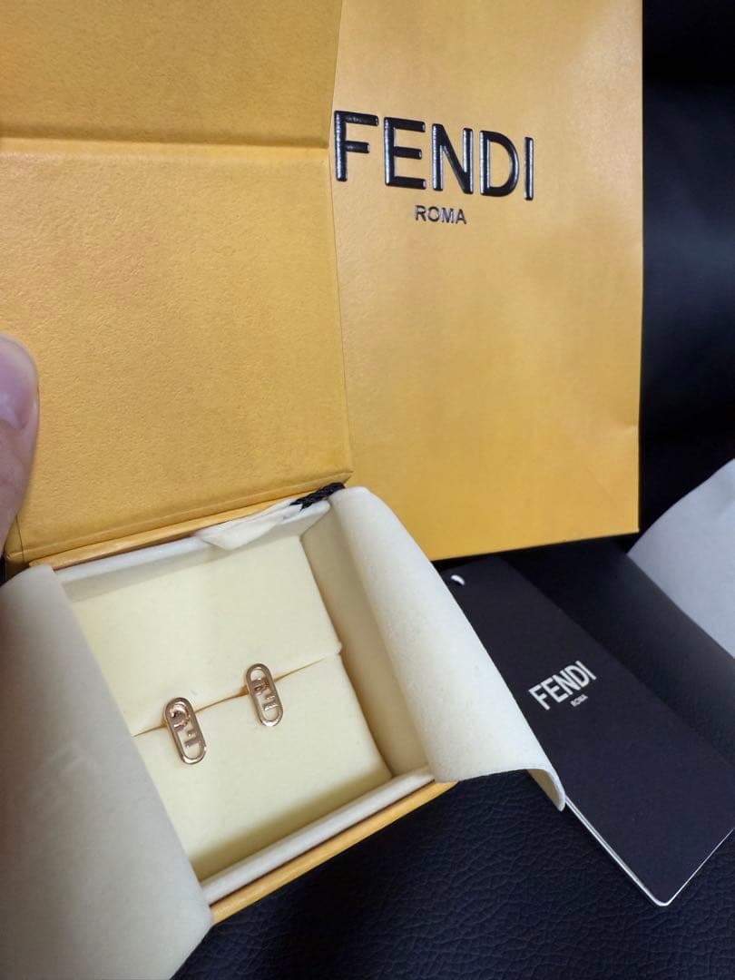 FENDI ゴールドピアス 箱付き 楽天市場】【最大2万円OFFクーポン対象・3/1限定】FENDI フェンディ