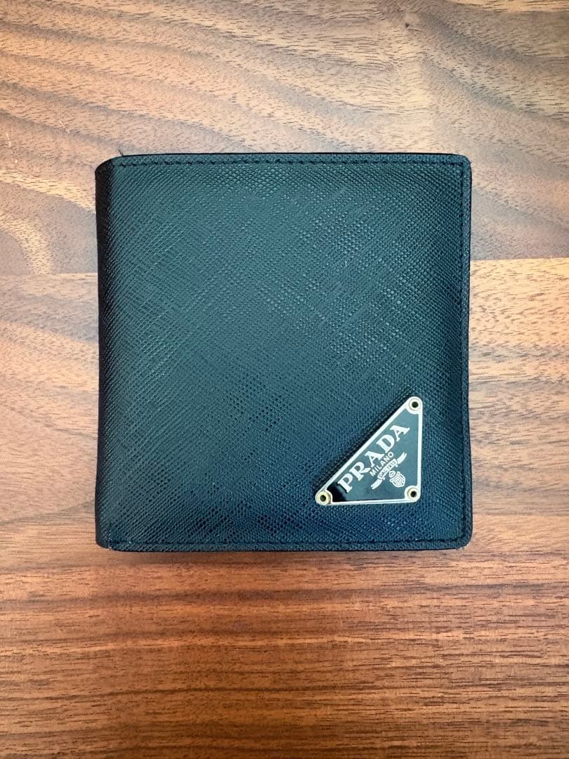 RRE　PRADA サフィアーノレザー二つ折り財布　黒 楽天市場】【新品】 プラダ 二つ折り財布 サフィアーノ タブ レザー