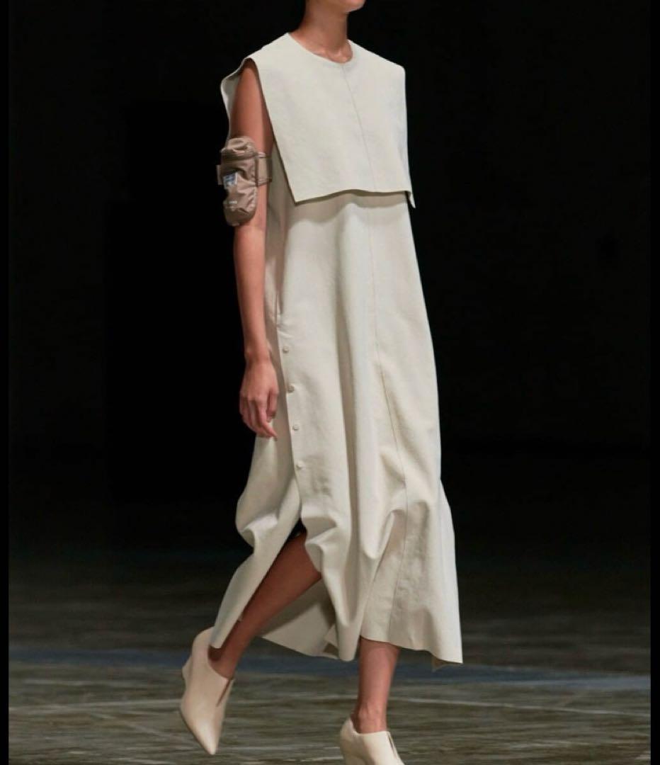 【23SS】HYKE エコスエードワンピース　ノースリーブ　アイボリー 23SS】HYKE エコスエードワンピース ノースリーブ アイボリー