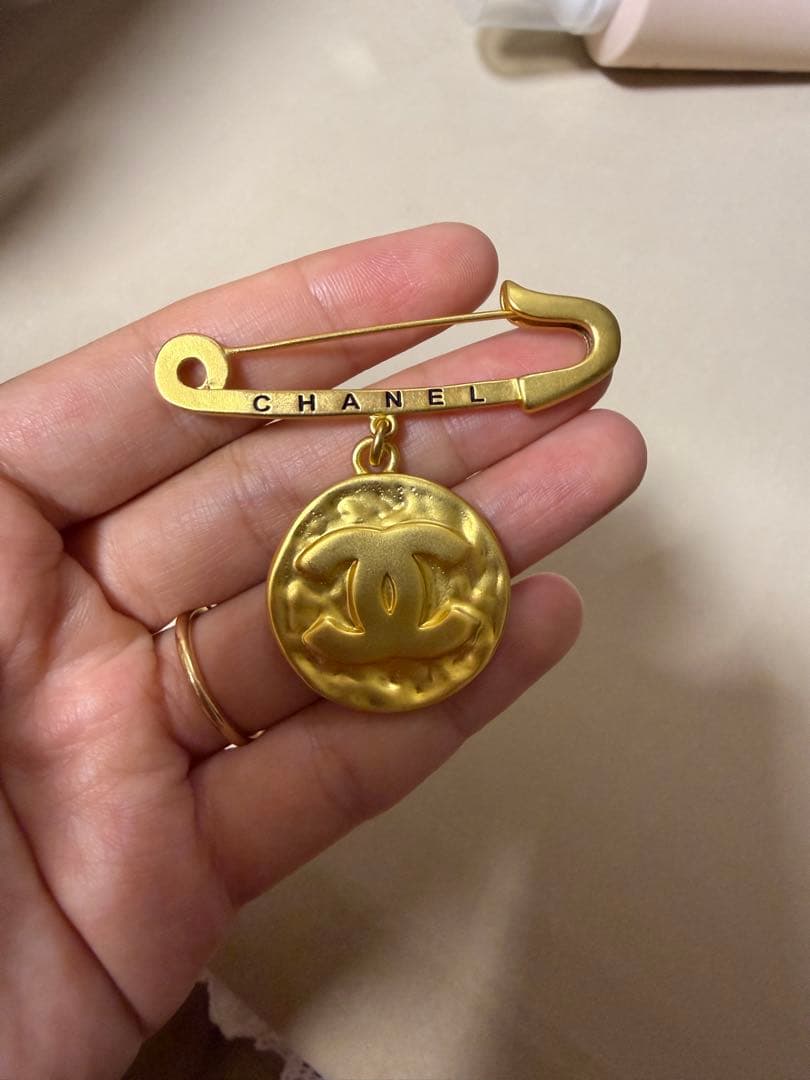 CHANEL ブローチ - メルカリ