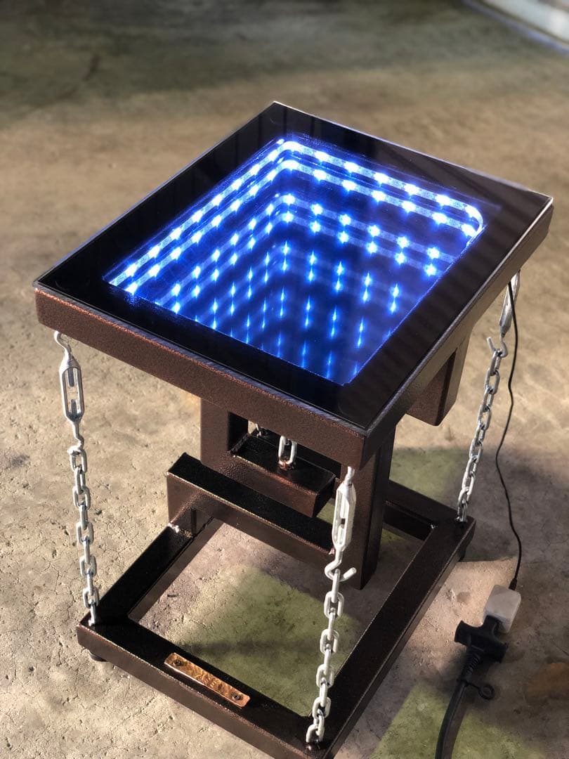 不思議が詰まったサイドテーブル 142274072.jpg?cmsp_timestamp=