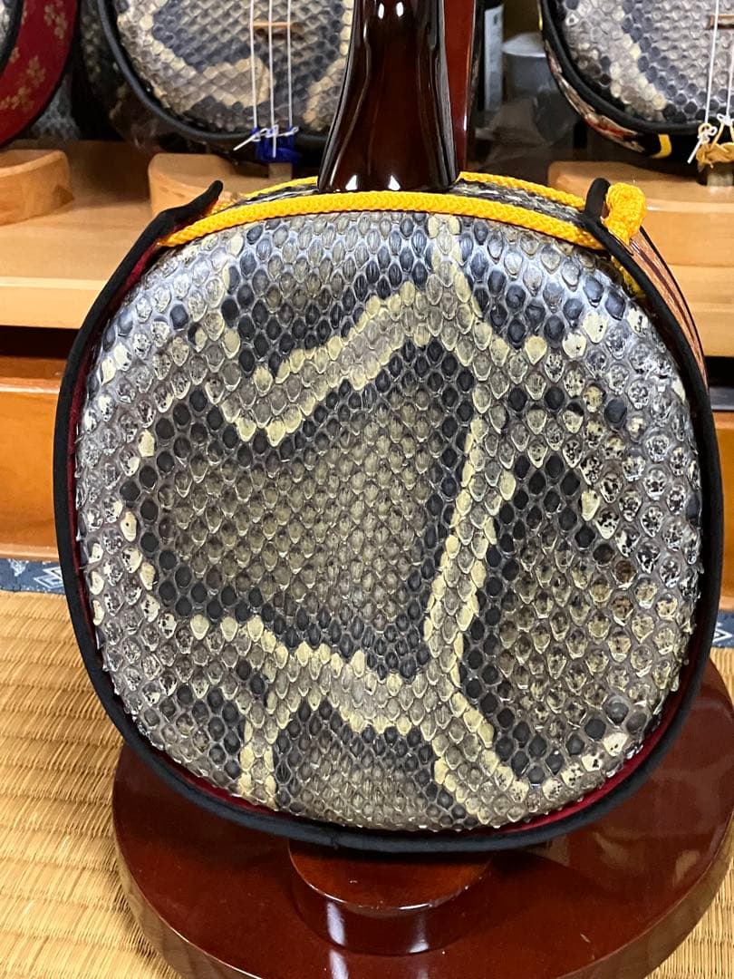 沖縄三線上質黒檀南風原型本皮一枚張りスンチ塗り期間限定出品 - メルカリ