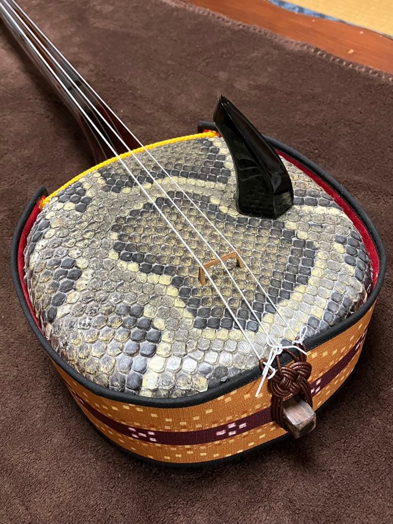 沖縄三線上質黒檀南風原型本皮一枚張りスンチ塗り期間限定出品 - メルカリ