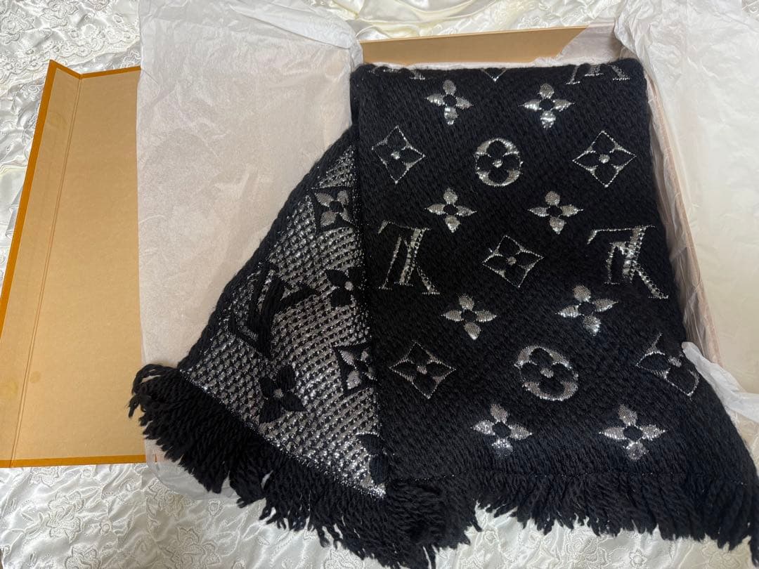 ルイヴィトン　マフラー　シルバー マフラー・オール アバウト モノグラム S00｜ルイ・ヴィトン 公式