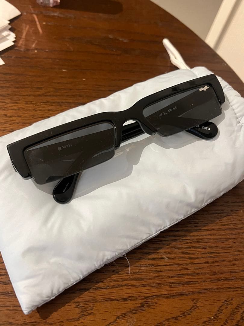 SKYLRK ブラックサングラス 専用ケース付き SKYLRK ブラックサングラス 専用ケース付き SKYLRK ブラックサングラス