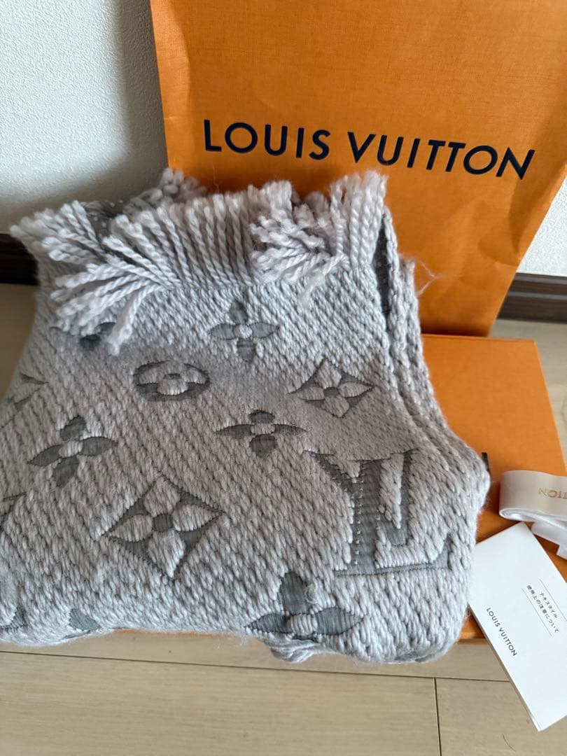LOUIS VUITTON グレー マフラー - メルカリ
