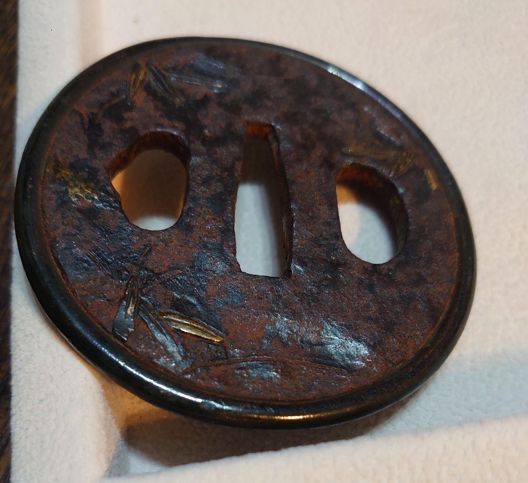 【刀装具】『銅覆輪鍍金笹図鉄地鍔』横7.4cm 縦7cm 厚さ4.1〜5.1mm