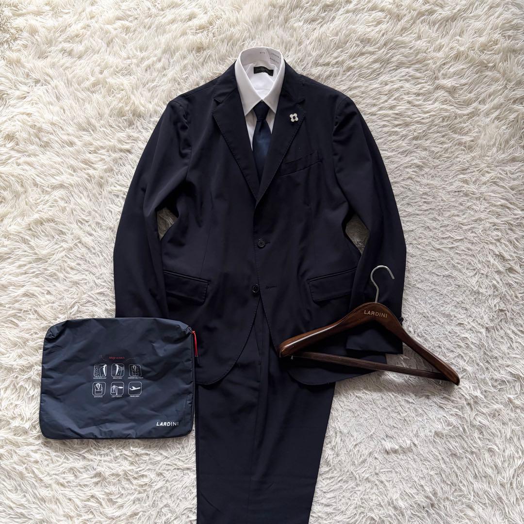 <24年モデル>LARDINI easy wear 最新ロゴ ネイビースーツ52 24年モデル>LARDINI easy wear 最新ロゴ ネイビースーツ52 - メルカリ