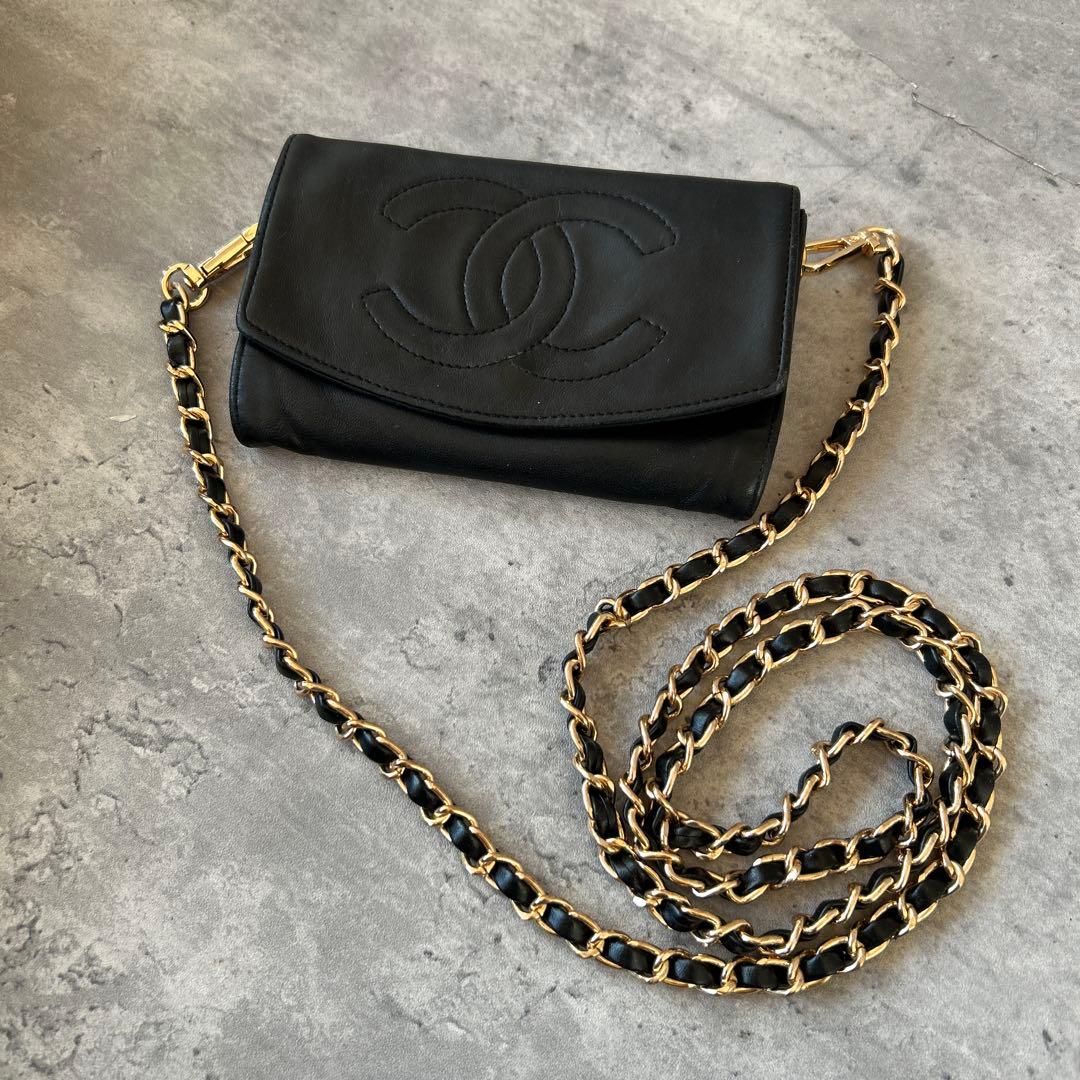 CHANEL デカココ ラムスキン 二つ折り財布 斜め掛け - メルカリ