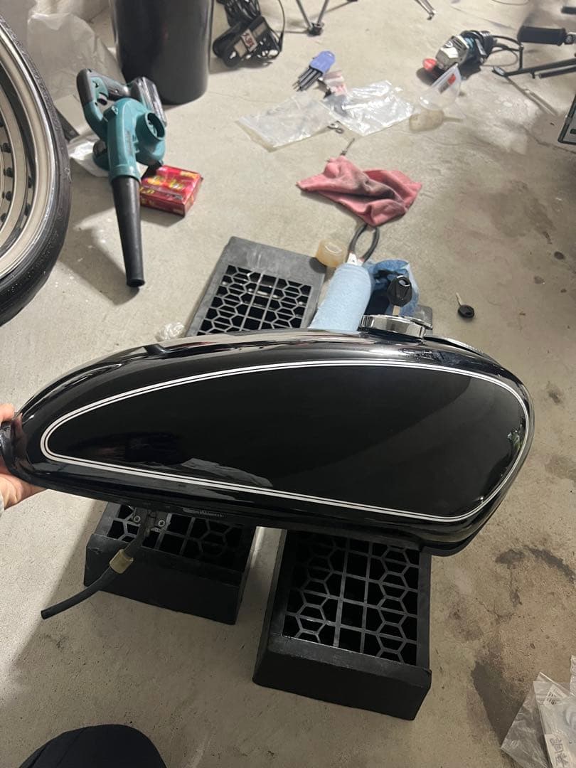 SR400 純正タンク？ 1箇所凹み有 - メルカリ