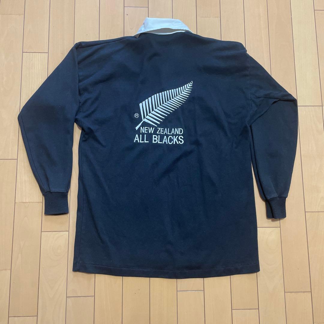 カンタベリー ALL BLACKS バックにも刺繍あり