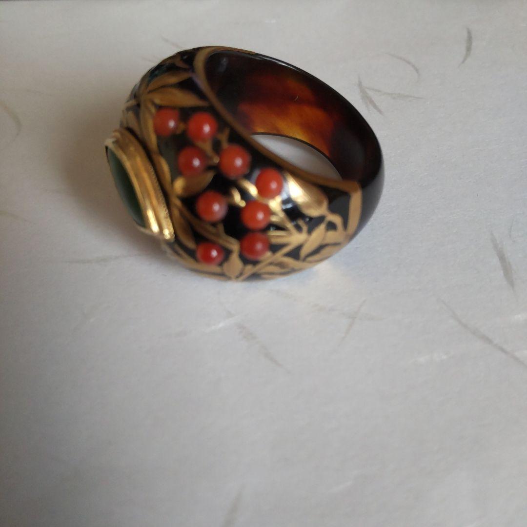 AKIO MORI「べっ甲に植物柄の金蒔絵、赤珊瑚、マーキス型の翡翠の指輪