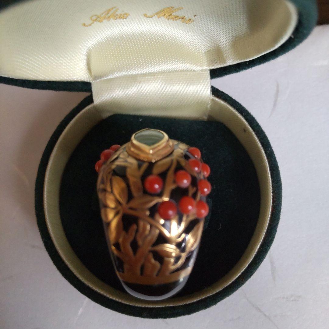 AKIO MORI「べっ甲に植物柄の金蒔絵、赤珊瑚、マーキス型の翡翠の指輪