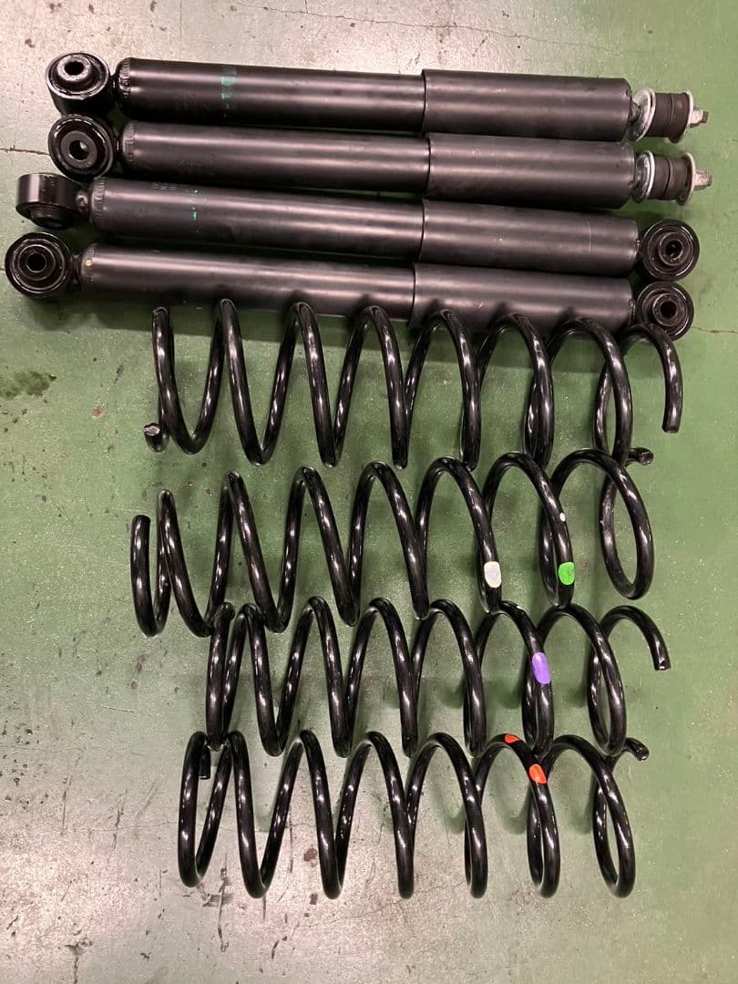 ジムニーシエラ　ショックアブソーバーとスプリングセット純正 R8年新車外し品 ジムニーシエラJB74 5型用純正アブソーバー1台分